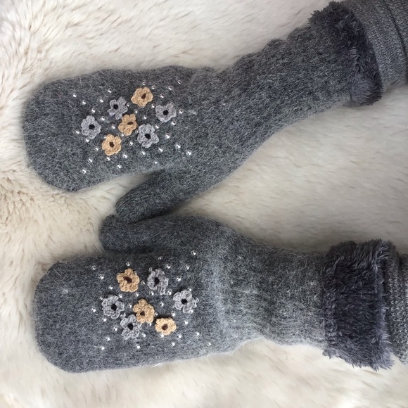 EMBELLISHED FAUX FUR LINED MITTENS - Picture 7 of 8